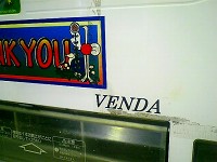 ステッカーが貼ってある自販機