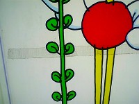 花の塗装のある自販機