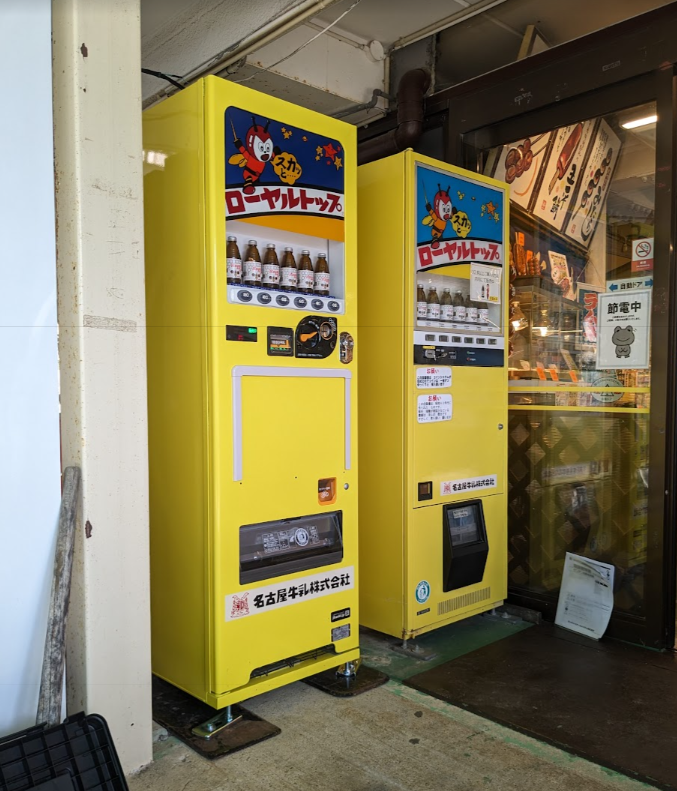 レトロ自販機と最新自販機のコラボレーション